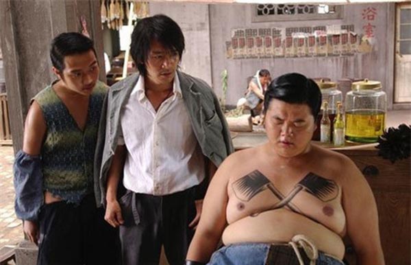 
Do bối cảnh MV Thật bất ngờ đã rất giống Tuyệt đỉnh Kungfu nên anh chàng bán thịt lợn khiến khán giả liên tưởng ngay tới Lâm Tử Thông trong phim.

