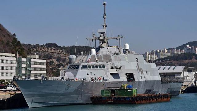 Tàu USS Fort Worth tại một cảng hải quân ở Busan hôm 14/5/2015. Ảnh: Reuters.