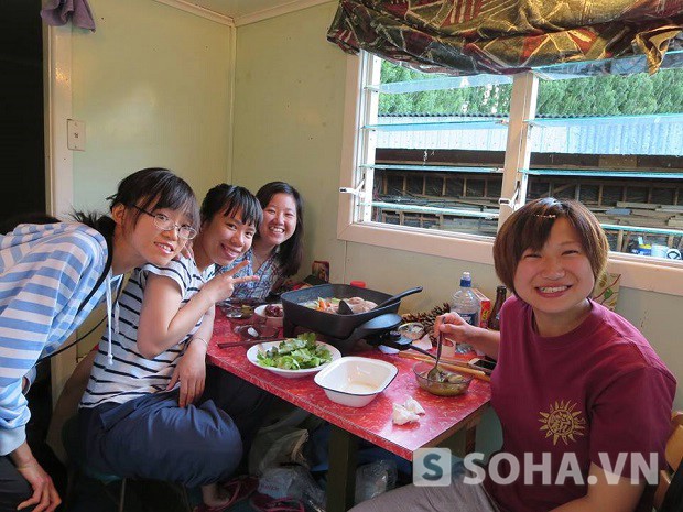 Trong khi đó, bạn Thu Nga, đang sống tại một vùng quê ở thị trấn Alexandra (New Zealand) chia sẻ, đêm giao thừa, khung cảnh ở đây vẫn rất tĩnh lặng, mọi người rất ít ra đường. Trong ảnh là bữa liên hoan của các bạn trong ngày đầu năm mới.