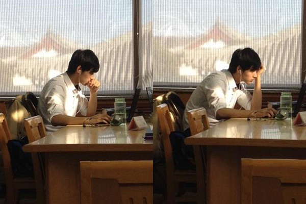 
Bức ảnh chàng trai học bài trong thư viện khiến dân mạng liêu xiêu.
