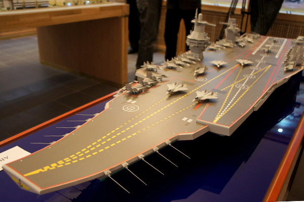 Mô hình siêu tàu sân bay tương lai của Nga, do viện Krylov ở St.Petersburg thiết kế - Ảnh: RG