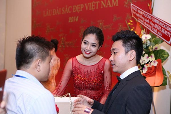 Thời mới bén duyên vợ chồng với Ninh Hoàng Ngân, Mai Trường Giang đã nổi tiếng là 1 trong những CEO thành công ở lĩnh vực kinh doanh bánh su kem, hệ thống cà phê và bất động sản ở TP. HCM.