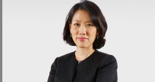 Tổng giám đốc mới của Nguyễn Kim là bà Jariya Chirathivat, 48 tuổi, có bằng MBA tại đại học Clark, Mỹ. Bà là thành viên của gia tộc Chirathivat - gia tộc giàu có nhất Thái Lan.