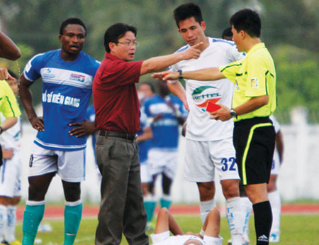 Tại V-League 2012, ông Nguyễn Trọng Hoài từng bị nhận án kỷ luật do hành vi lao thắng vào sân sỉ vả trọng tài Công Khanh.