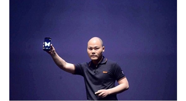 Ông Nguyễn Tử Quảng từng đánh giá trên Facebook: “Bphone đẹp, cá tính hơn iPhone 6”.