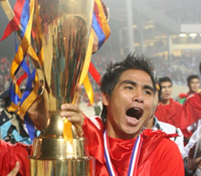 Trong thời gian chịu án treo giò, Việt Thắng có thời gian sang tập luyện tại đội hình B của CLB Porto (Bồ Đào Nha). Sau đó, anh tái xuất ấn tượng trong màu áo CLB ĐTLA và có đóng góp quan trọng trên hành trình vô địch AFF Cup 2008 của ĐTVN.