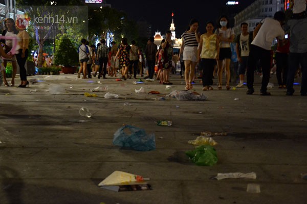 Chiều 30/4, rất nhiều người đã đổ dồn về phố đi bộ Nguyễn Huệ (TP. Hồ Chí Minh) để thưởng thức màn bắn pháo hoa. Con phố mới sạch đẹp bỗng ngập rác sau khi màn pháo hoa kết thúc.