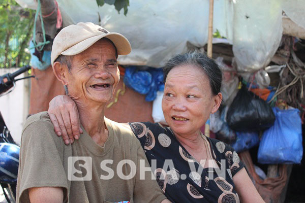 Bà Bích nhìn ông Hùng bằng ánh mắt trìu mến