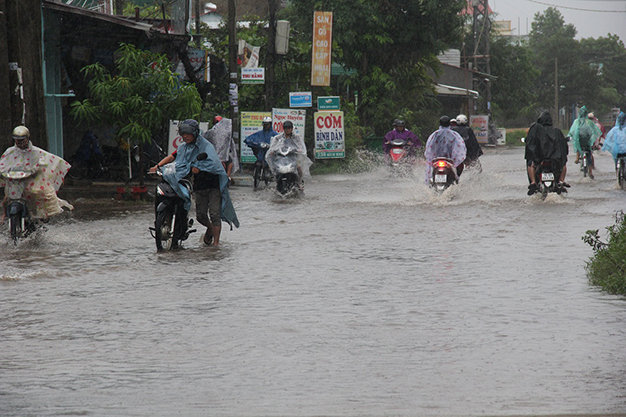 
Nhiều tuyến đường ở TP. Quảng Ngãi ngập chìm trong nước - Ảnh: Trần Mai/Tuổi trẻ
