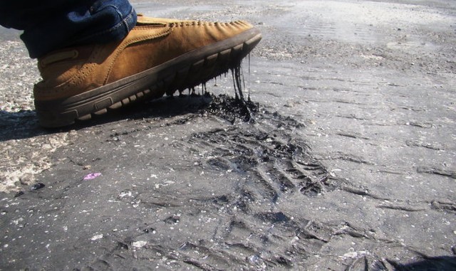 
Nắng nóng khủng khiếp hồi tháng 5/2015 đã khiến nhựa đường tại đường Nguyễn Du (P. Nguyễn Du, TP. Hà Tĩnh) chảy, dính vào giày của người đi đường. (Ảnh: Văn Định/ Tuổi Trẻ)
