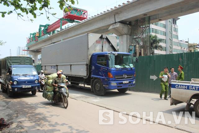 Chiếc gờ phân làn đường giữa xe buýt và xe máy là nguyên nhân khiến nạn nhân bị ngã ra đường!