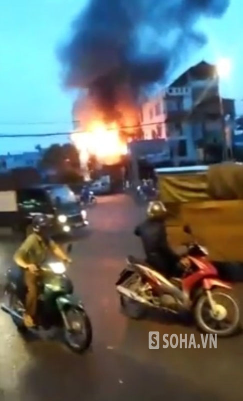 Người dân lưu thông qua khu vực dừng lại chứng kiến vụ hỏa hoạn (ảnh cắt từ clip)