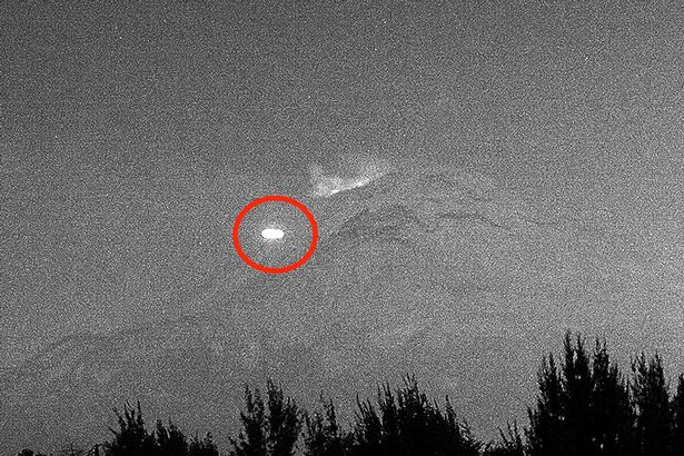 Vật thể bay sáng trên núi lửa Popocatepetl