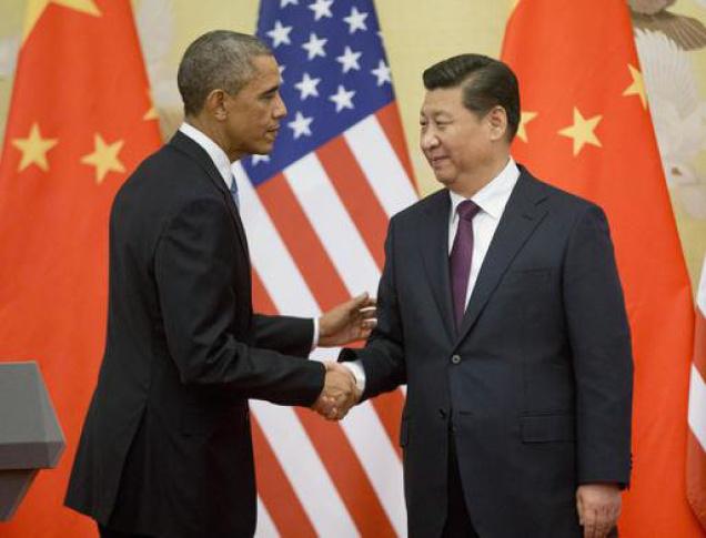 Barack Obama và Tập Cận Bình bắt tay tại Diễn đàn APEC tháng 11/2014. Ảnh: AP
