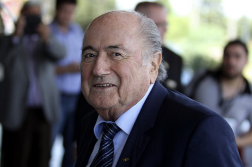 Chủ tịch FIFA Sepp Blatter ủng hộ mạnh mẽ việc dời thời điểm tổ chức World Cup 2022 tại Qatar. Ảnh: Reuters