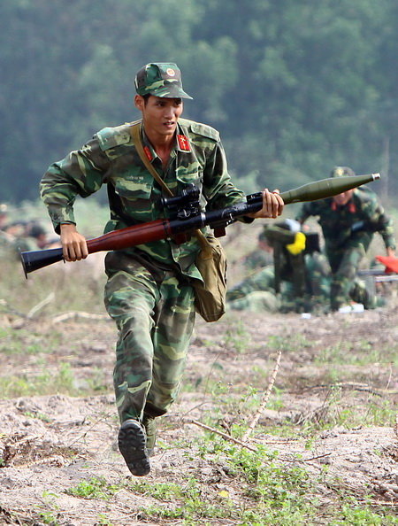 
Súng chống tăng huyền thoại B-41 (RPG-7) nay đã có nhiều loại đạn mới, uy lực hơn gấp nhiều lần.
