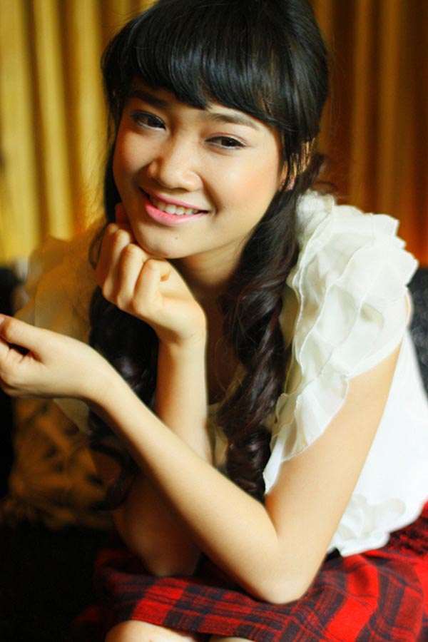 Nhã Phương sinh năm 1990 tại Đắk Lắk. Cô bắt đầu hoạt động nghệ thuật năm 18 tuổi bằng một vài vai diễn nhỏ lẻ ở cả điện ảnh lẫn truyền hình.