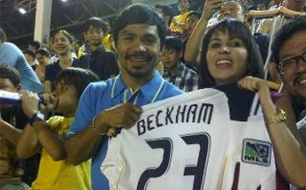 Pacquiao bên chiếc áo số 23 của Beckham tại LA Galaxy