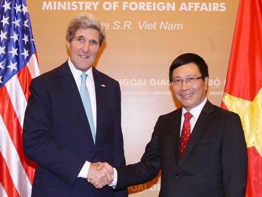 Ngoại trưởng Mỹ John Kerry và Phó Thủ tướng, Bộ trưởng Bộ Ngoại giao Phạm Bình Minh. Ảnh: TTXVN