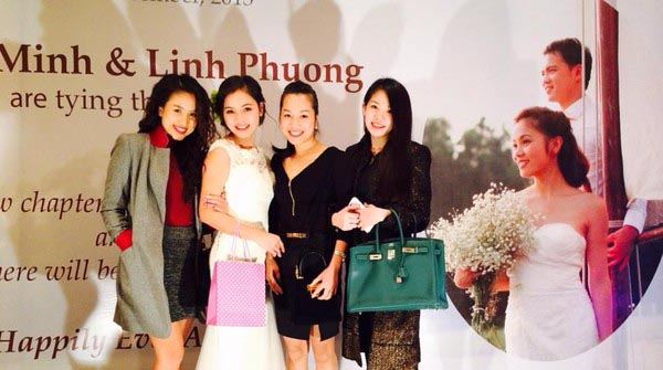 Cuối năm 2013, Thanh Vân hugo chia sẻ bức hình hiếm hoi trong hôn lễ của Loan bà già. Trong khoảnh khắc này, Linh Phương khoe vẻ rạng rỡ khi hội ngộ những diễn viên từng tham gia Nhật ký Vàng Anh.
