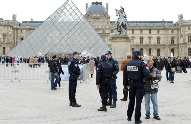 Cảnh sát được tăng cường tại bảo tàng Louvre, Paris. Ảnh: Duy Khương