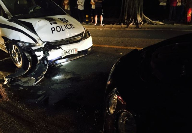 Hiện trường vụ xe cảnh sát va chạm với một chiếc xe Bentley sang trọng tại thành phố Thâm Quyến, Trung Quốc.