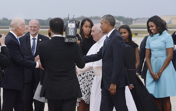 
Gia đình Tổng thống Mỹ Barack Obama và Phó Tổng thống Mỹ Joe Biden (trái) đón tiếp Giáo hoàng Francis (áo trắng) tại sân bay. Ảnh: Getty Images.
