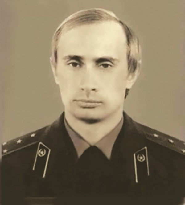 Putin trong trang phục sĩ quan, thời còn phục vụ KGB
