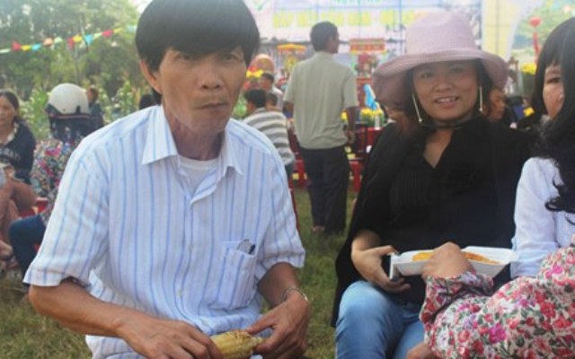 Ông Nguyễn Sự chung vui cùng người nông dân Cẩm Nam trong ngày hội bắp Cẩm Nam hàng năm. (Ảnh: Dũ Tuấn/Dân Việt)