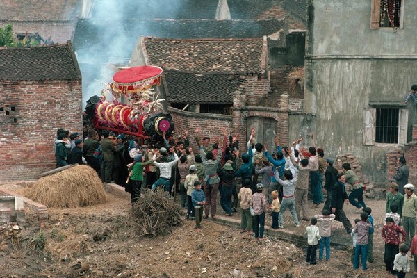 Đám rước dịp Tết ở một làng quê Việt Nam năm 1989. (Ảnh: David Aland Harvey)