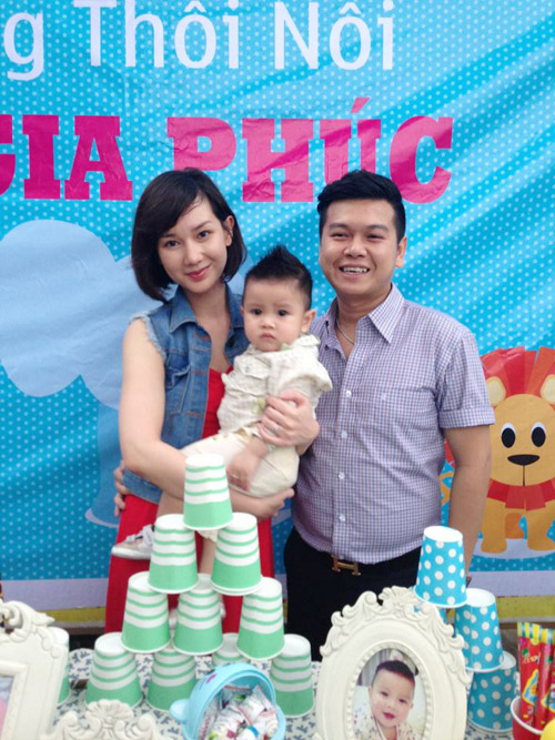 Bức ảnh giản dị của Quỳnh Chi cùng chồng và con trai trong bữa tiệc thôi nôi cậu con trai quý tử.