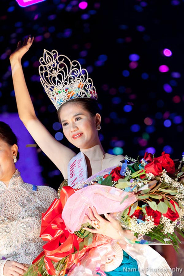 Trong khi đó, Ngọc Trinh lại gây ồn ào với danh hiệu Hoa hậu người Việt toàn cầu 2011 - cuộc thi bị gắn mác ao làng, không xứng tầm với các sân chơi nhan sắc ở Việt Nam.