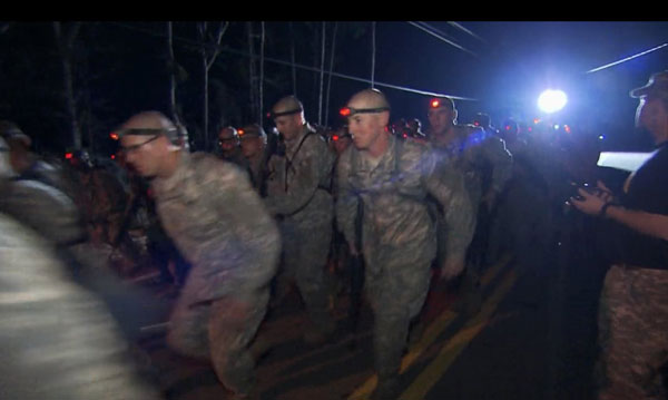 Hành quân ban đêm là một phần trong các bài tập về thể chất. Mỗi binh sĩ được trang bị một chiếc đèn hồng ngoại để đảm bảo tầm nhìn tốt trong đêm.