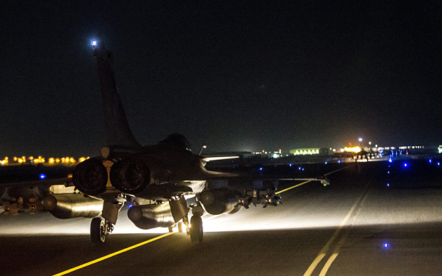 
Chiến đấu cơ Pháp xuất phát từ căn cứ ở Vịnh Ba Tư để thực hiện chiến dịch không kích nhằm vào IS ở Syria tối 15/11. Ảnh: EPA
