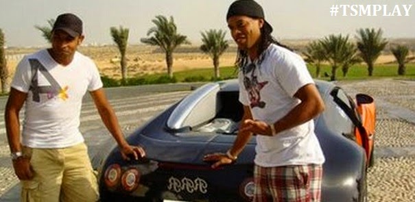 Ronaldinho gặp nhiều rắc rối với truyền thông.