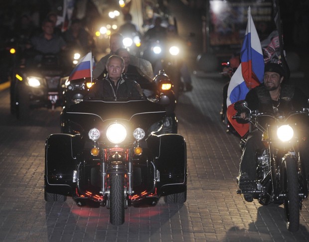 Thủ lĩnh “Sói đêm” Alexander Zaldostanov (phải) là bạn thân ông Putin.