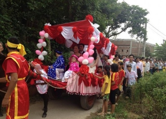 Cặp đôi Lưu Quang Hội (SN 1988) và cô dâu Trần Thị Hồng Mai (SN 1990) đã khiến nhiều người bất ngờ với màn rước dâu bằng xe ngựa. Được biết, đám cưới của cả 2 được diễn ra vào ngày 2/11/2014 tại Thái Bình.