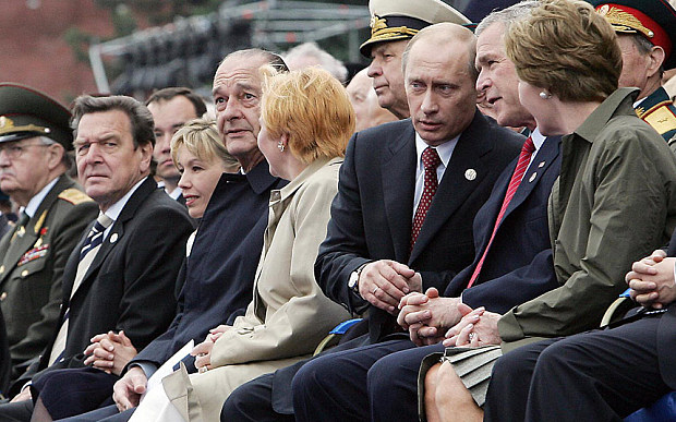 Cựu Tổng thống Mỹ George Bush (thứ 2 từ phải) ngồi cạnh Tổng thống Nga Vladimir Putin trong lễ duyệt binh kỷ niệm Ngày Chiến Thắng trên Quảng trường Đỏ năm 2005.