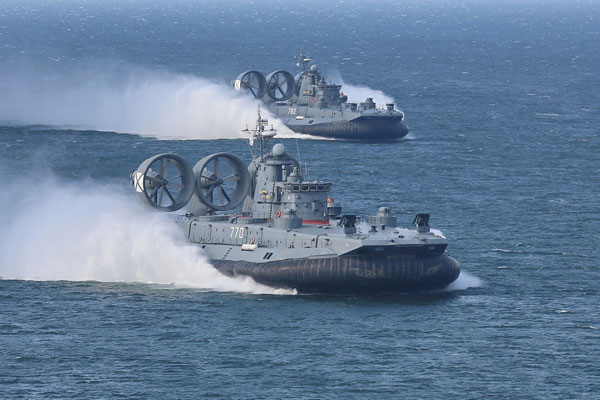 
Arms Expo (Nga) đưa tin, hạm đội Baltic của Hải quân Nga đã tổ chức cuộc tập trận đổ bộ trên vùng biển ở khu vực Khmelevka. Bài tập đổ bộ là một phần trong cuộc tập trận Lá chắn liên minh 2015 giữa Nga và Belarus.
