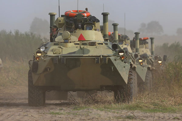 Đoàn xe bọc thép BTR-82A hành quân vào vị trí chiến đấu.