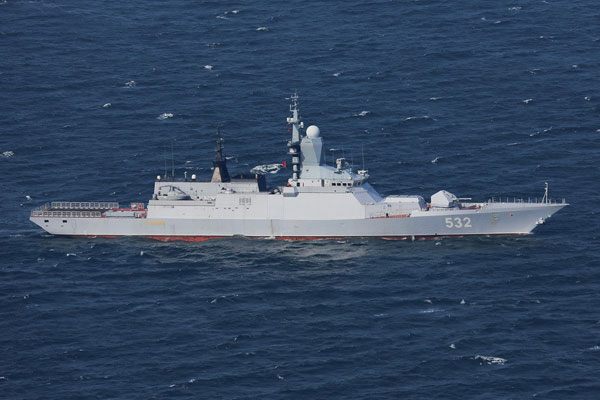 
Khinh hạm Boikiy cảnh giới từ xa. Những tàu thuộc đề án 20381 được nâng cấp đáng kể về hỏa lực so với 20380, đặc biệt là hệ thống tên lửa Redut thay thế cho Kashtan-M CIWS giúp nâng cao sức mạnh phòng không.
