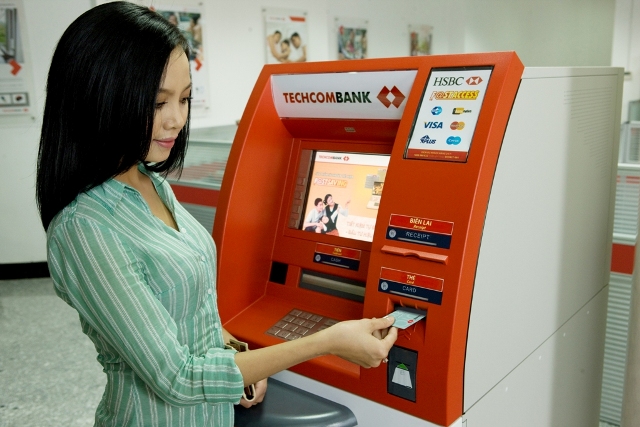 Khách hàng dùng ATM tuyệt đối không được đưa thẻ cho người khác sử dụng (Ảnh minh họa)