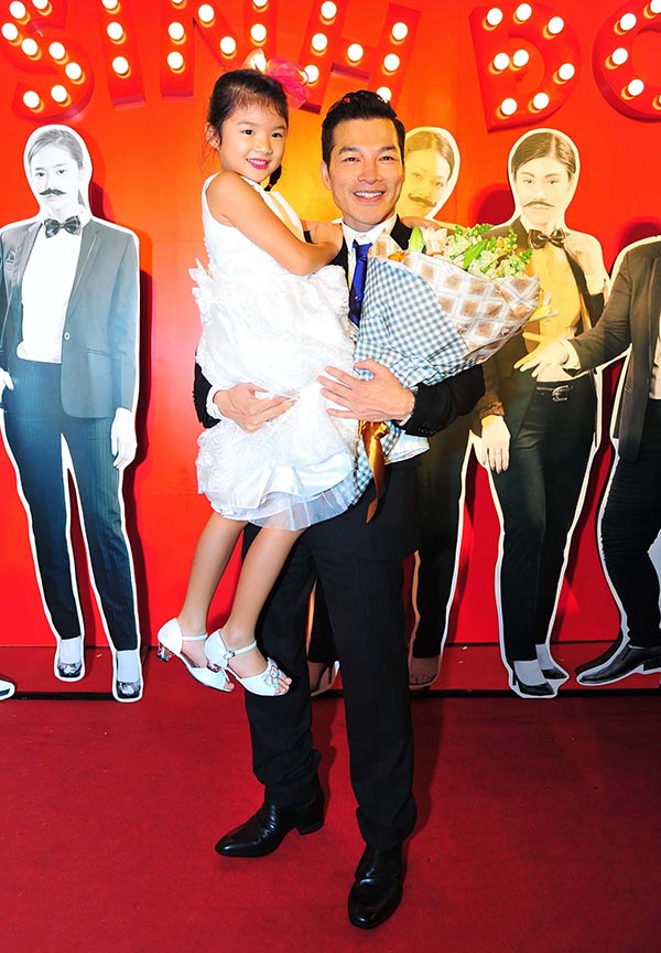 Khoảnh khắc Trần Bảo Sơn hạnh phúc khi chụp hình kỉ niệm cùng con.