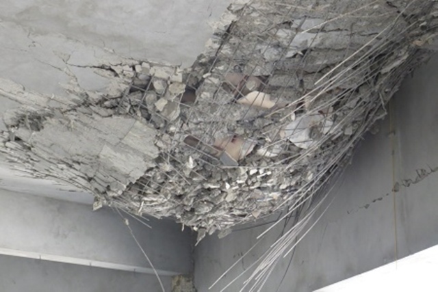 Phần vòm trần cung Chính điện của ngôi chùa bị sụt lún. (Ảnh: Minh Lý/Giadinh.net.vn)