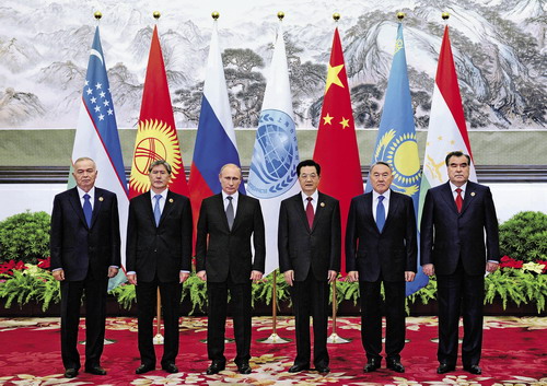 Ở Hội nghị SCO năm 2001 tại Thượng Hải (ảnh trên) và 2012 tại Bắc Kinh, ông Putin đều đứng bên phải các lãnh đạo Trung Quốc, thể hiện sự khăng khít trong quan hệ Nga-Trung.