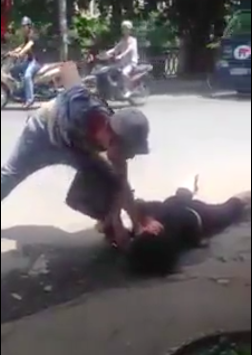 
Nam thanh niên đè mẹ đẻ ra đánh giữa đường.​
