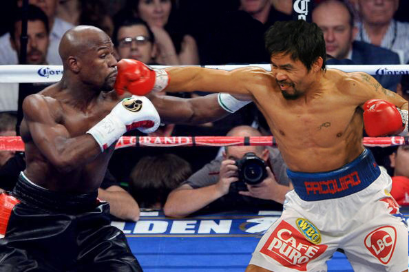 Mayweather (trái) không hài lòng với Pacquiao