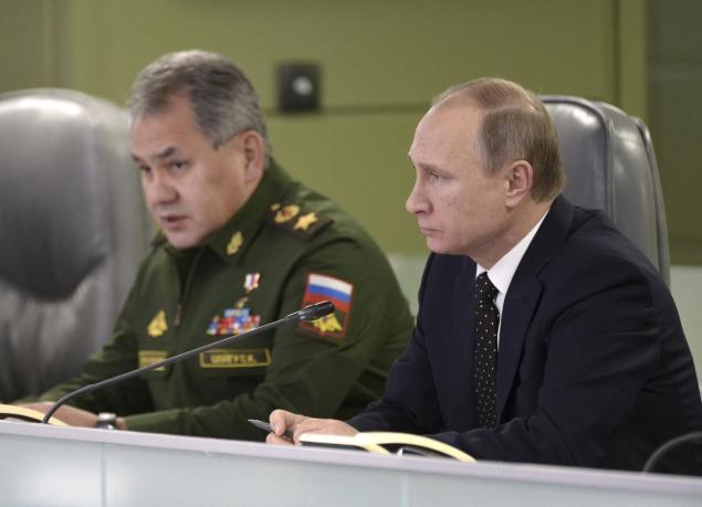 
Tổng thống Nga Vladimir Putin (phải) và Bộ trưởng quốc phòng Sergei Shoigu tại Trung tâm kiểm soát Bộ quốc phòng Nga ngày 17/11. Ông Putin đã xem trực tiếp cuộc tấn công quân sự nhằm vào IS tại Syria. Ảnh: Sputnik.

