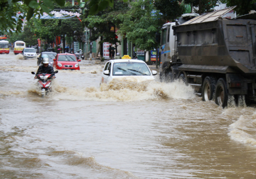 Đường phố Sơn la ngập nặng. (Ảnh: báo Tin tức)