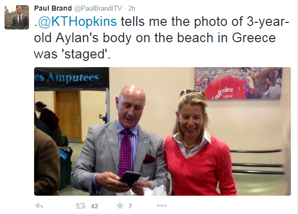 
Katie Hopkins nói với tôi rằng bức ảnh chụp xác Aylan 3 tuổi trên bờ biển đã bị dàn dựng

